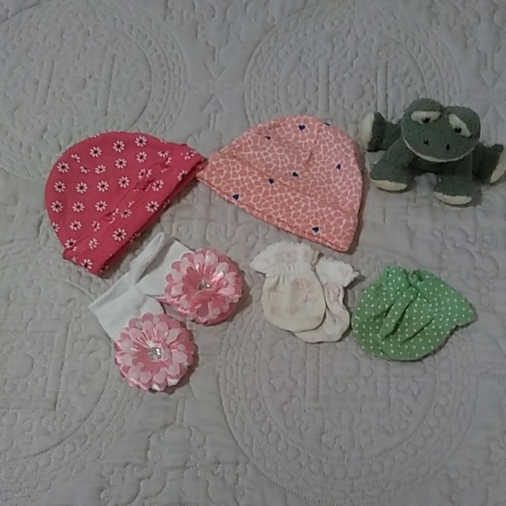 Newborn Hats, Mits & Sock Set